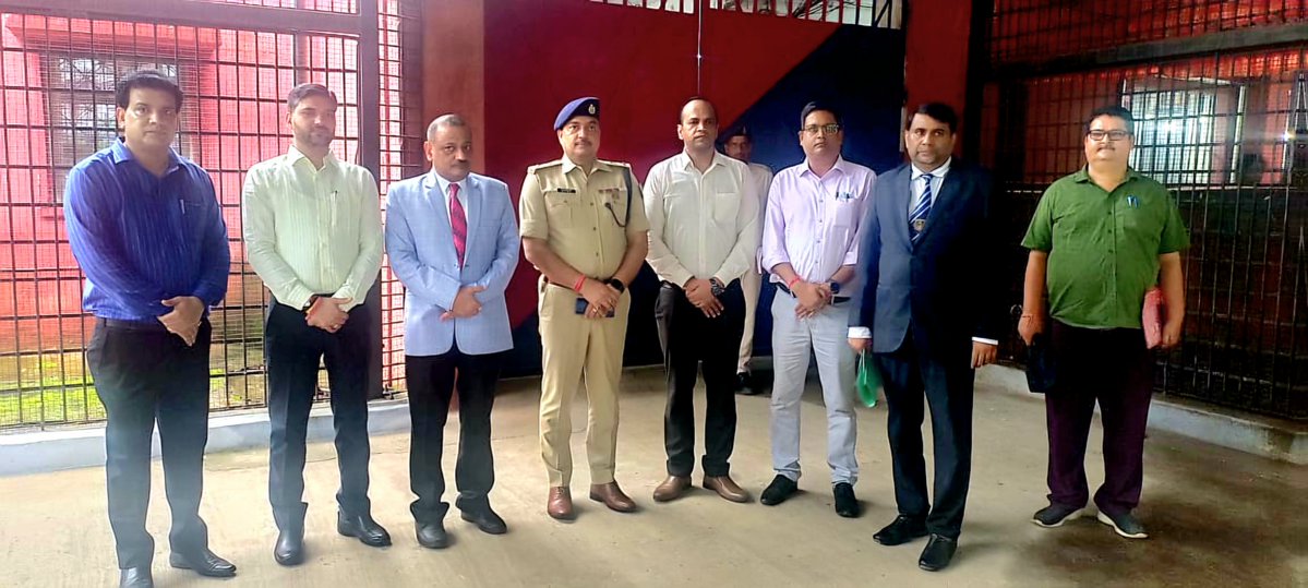 dcjamtara's tweet photo. आज मंडल कारा, जामताड़ा स्थित महिला वार्ड का आवश्यक मरम्मती एवं जीर्णोद्धार के उपरांत #PDJ  श्री राधा कृष्ण एवं पुलिस अधीक्षक श्री शम्भू कुमार सिंह के साथ फ���ता काटकर विधिवत शुभारम्भ किया। साथ ही इस दौरान कारा में संसीमित बंदियों को मिलने वाली मूलभूत सुविधाओं के अलावा भोजन, आवासन, स्वास्थ्य सहित सुरक्षा आदि बिंदुओं पर जानकारी ली एवं जरूरी दिशा निर्देश दिया।
@AlokDubeyIAS
@prdjharkhand
@jamtarapolice
@JharkhandCMO