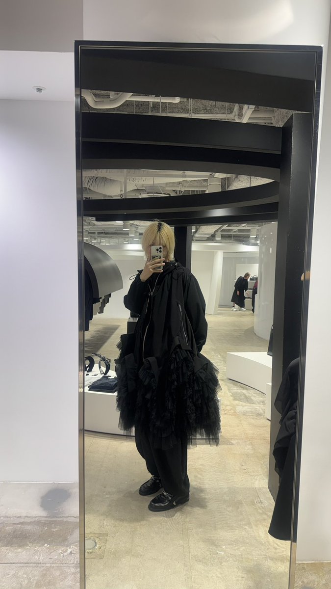 _____rr17's tweet photo. 自分には着こなせる気がしなかったから断念、、思い出として残させてくれ
BLACKのジャケットとサテンシャツ買えたし満足⭐️ https://t.co/U8TbCEsMBa