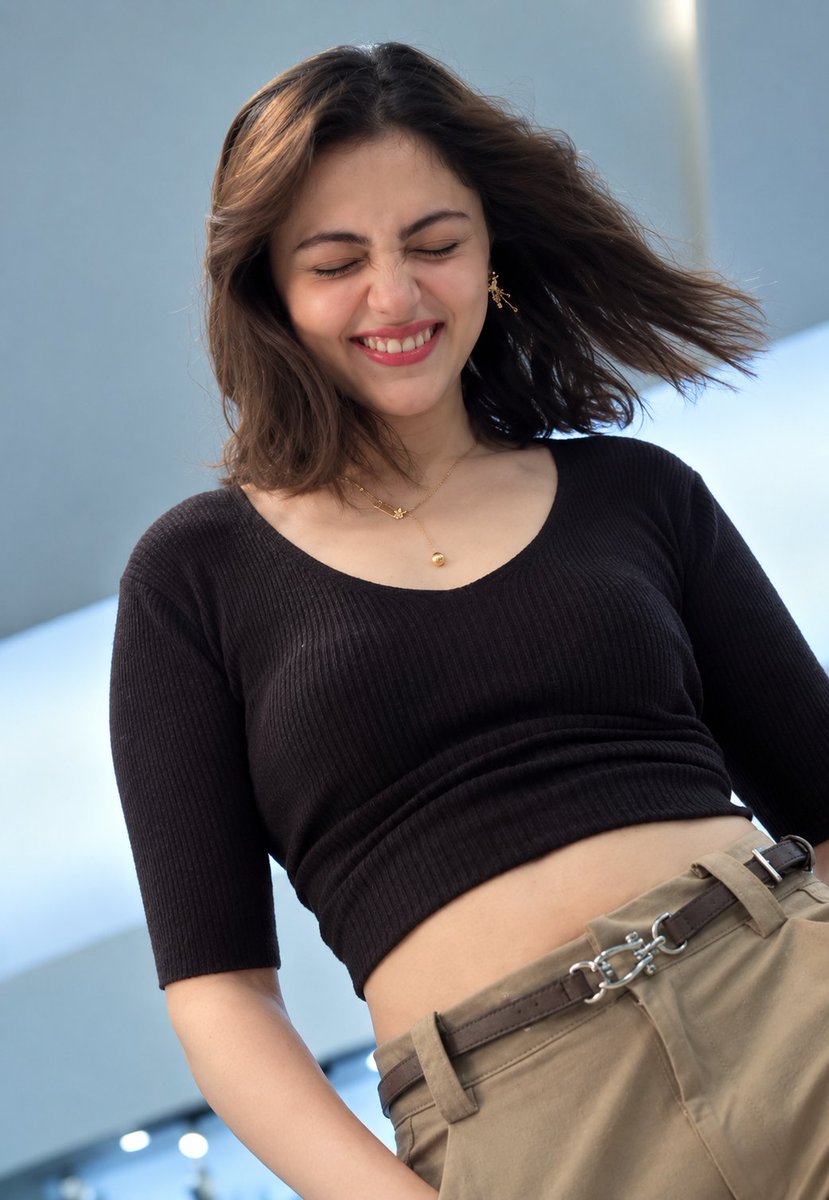 staryaneet's tweet photo. How is she looking THIS good in this outfit?! https://t.co/hlBofSxGjC