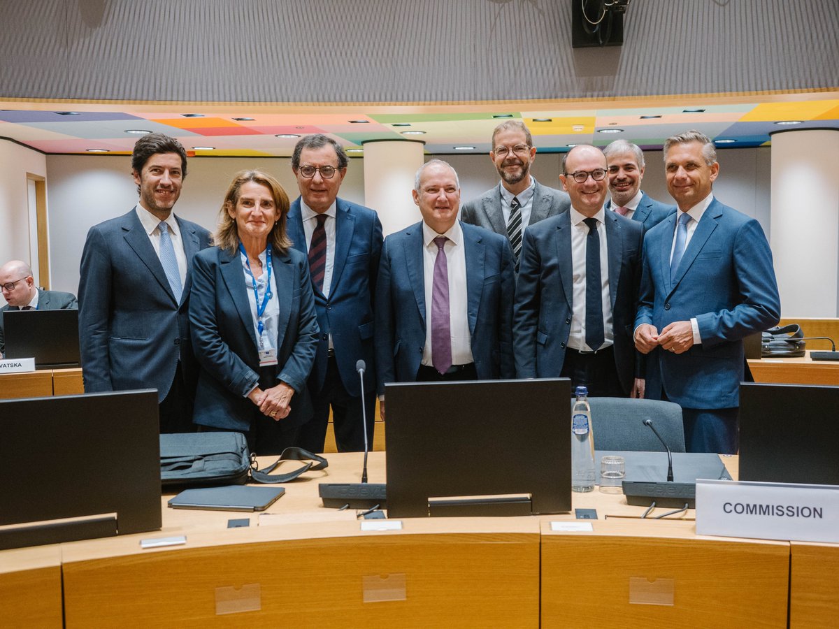 minturgob's tweet photo. España defiende reforzar la capacidad industrial y tecnológica de la #UE para ganar competitividad.

 🇪🇺@jordihereub participa en el #COMPET 

💻A debate temas como el Reglamento Chips 2.0

🤝El ministro apuesta por el consenso sobre el 'Made in EU'

✍️https://t.co/iBC6RTeCZI https://t.co/WyHmzQSPK4