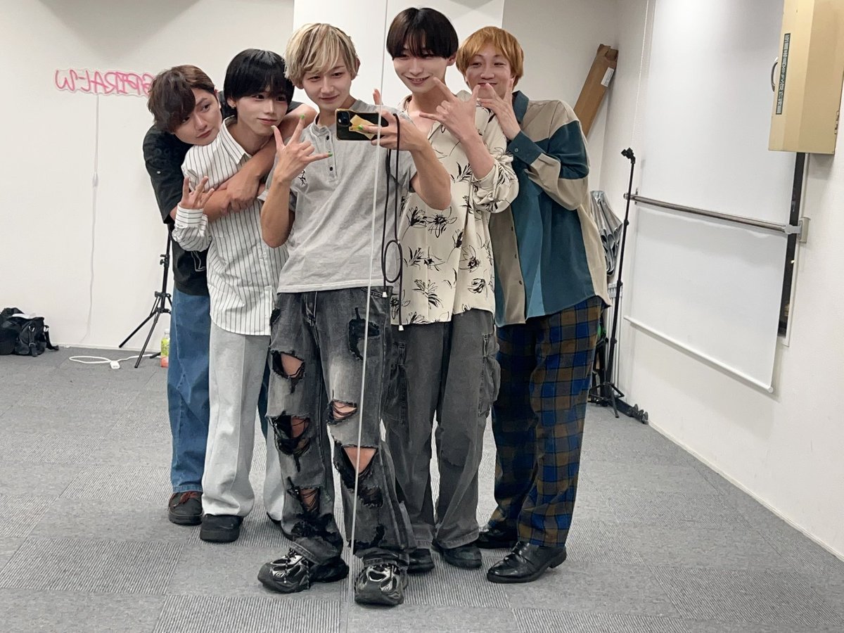 knext_ryutaro's tweet photo. 最強最高の先輩方とレッスンさせていただきました！ありがとうございました！
大感謝！🙏🙏🙏 https://t.co/jB9qYo6YE7