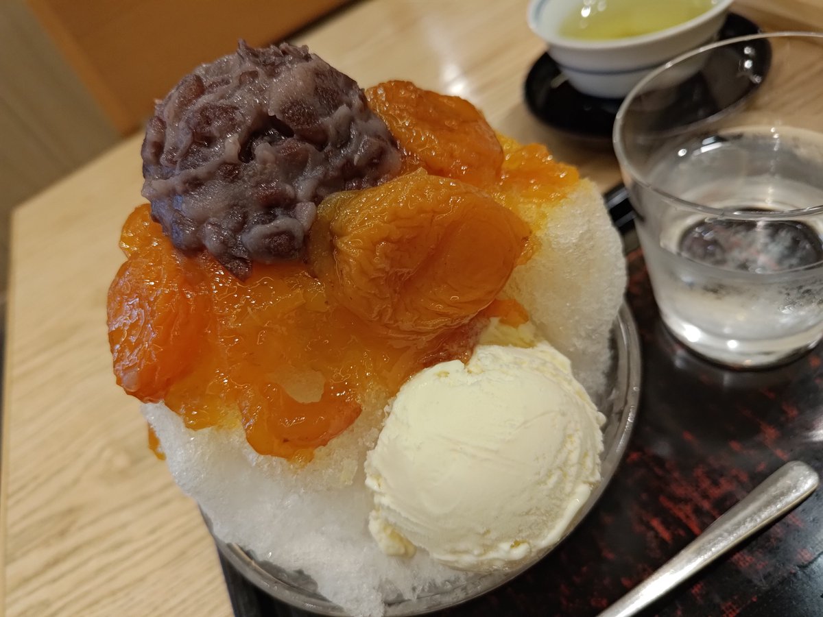 nkjmktr's tweet photo. 紀の善 神楽坂@飯田橋（新宿区）でかき氷「氷あんず」をつぶ餡、バニラアイスのせで注文。1カ月ぶり9回目の訪問😳 13:00着で待ちなし。そろそろ氷も終わりかと思い、前回と同じくお気に入りのあんずを😋 杏シロップに杏がたっぷり6枚で美味しい～🤩 #かき氷 #東京都 https://t.co/0C5HwD5j8F