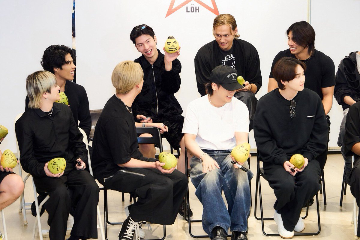 memeonmusic's tweet photo. 日本人氣團體 THE RAMPAGE from EXILE TRIBE 抵台後隨即接受媒體訪問，現場笑聲不斷，成員們現學現賣中文「中秋節快樂」，聽聞台灣中秋烤肉習俗還躍躍欲試想跟粉絲約吃飯！現場更進行了超應景的「柚子彩繪大賽」！
閱讀全文：
https://t.co/eRYL7XsYLF

照片：LDH 愛夢悅 提供
#THERAMPAGE https://t.co/2talhBdogE