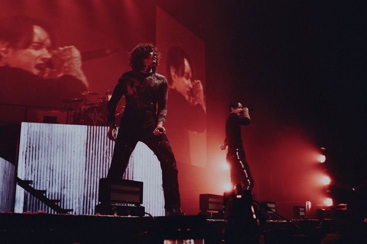 goodomensbr's tweet photo. Todo mundo sabe que, se isso tivesse acontecido no Rock in Rio, não teria sobrado absolutamente NADA no dia 5 https://t.co/Fh3xnefV2d