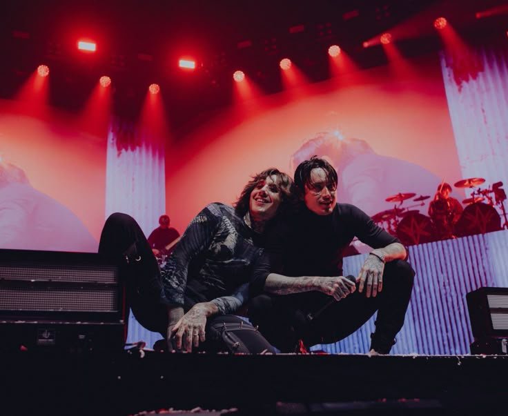 goodomensbr's tweet photo. Todo mundo sabe que, se isso tivesse acontecido no Rock in Rio, não teria sobrado absolutamente NADA no dia 5 https://t.co/Fh3xnefV2d