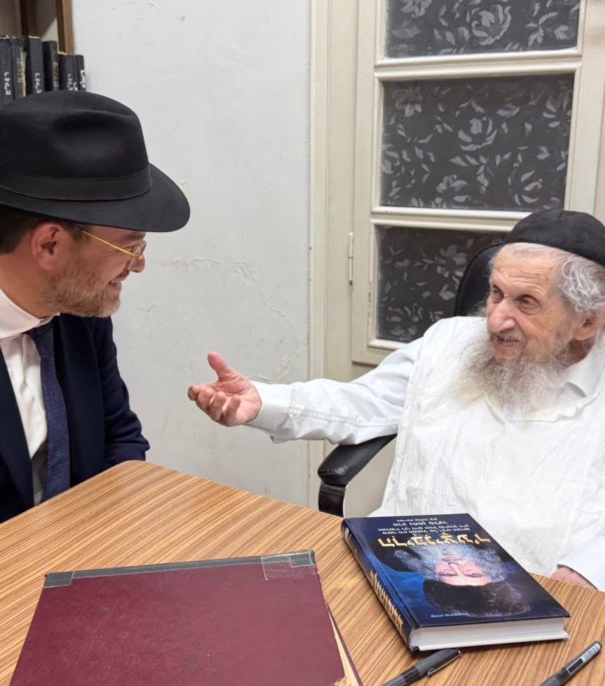 shemeshmicha's tweet photo. השבוע התכנסה ישיבת צוות ההסברה של מפלגת ׳יהדות התורה׳ לקראת הבחירות, בראשות יו״ר המפלגה ח״כ יעקב אשר, ובהשתתפות פרסומאים ואנשי יח״צ שצפויים ללוות את הקמפיין.

בין המשתתפים - שני אנשי תקשורת חרדים בכירים: שלומי קוק, עורך העיתון ׳בקהילה׳, הנחשב לשבועון השני בפופולריותו במגזר החרדי; ואלתר גרובייס, סגן עורך העיתון ׳משפחה׳, הנחשב לשבועון הפופולרי ביותר במגזר.

לפי המידע שבידי, השניים הגיעו לישיבה כדי לייעץ למפלגה לקראת הבחירות.