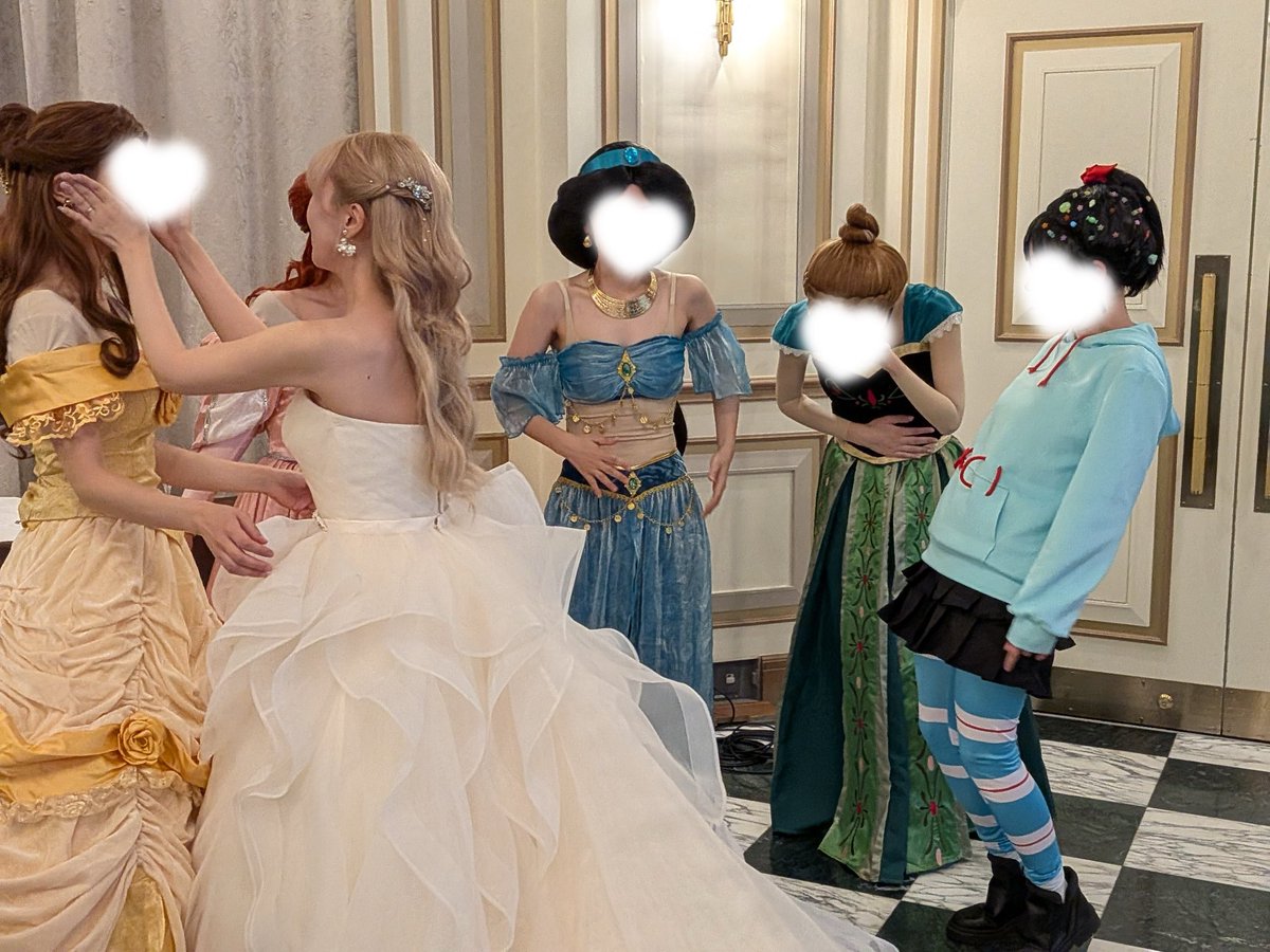 mmjr_prpr's tweet photo. 昔からディズニーが大好きで、結婚式をするならプリンセスたちに囲まれたい！と夢見ていました。「このプリンセスをやってほしい！」と友達にお願いして、当日皆の姿を見た瞬間、綺麗すぎて、嬉しすぎて涙が止まりませんでした🥲🤍まだ載せたいお写真があるので、もう少しだけお付き合いください🪽✨ https://t.co/TKQGUox3rY