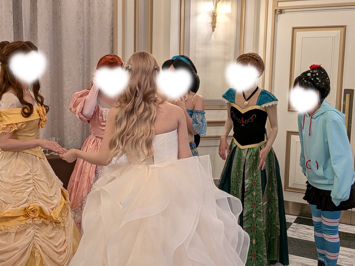 mmjr_prpr's tweet photo. 昔からディズニーが大好きで、結婚式をするならプリンセスたちに囲まれたい！と夢見ていました。「このプリンセスをやってほしい！」と友達にお願いして、当日皆の姿を見た瞬間、綺麗すぎて、嬉しすぎて涙が止まりませんでした🥲🤍まだ載せたいお写真があるので、もう少しだけお付き合いください🪽✨ https://t.co/TKQGUox3rY