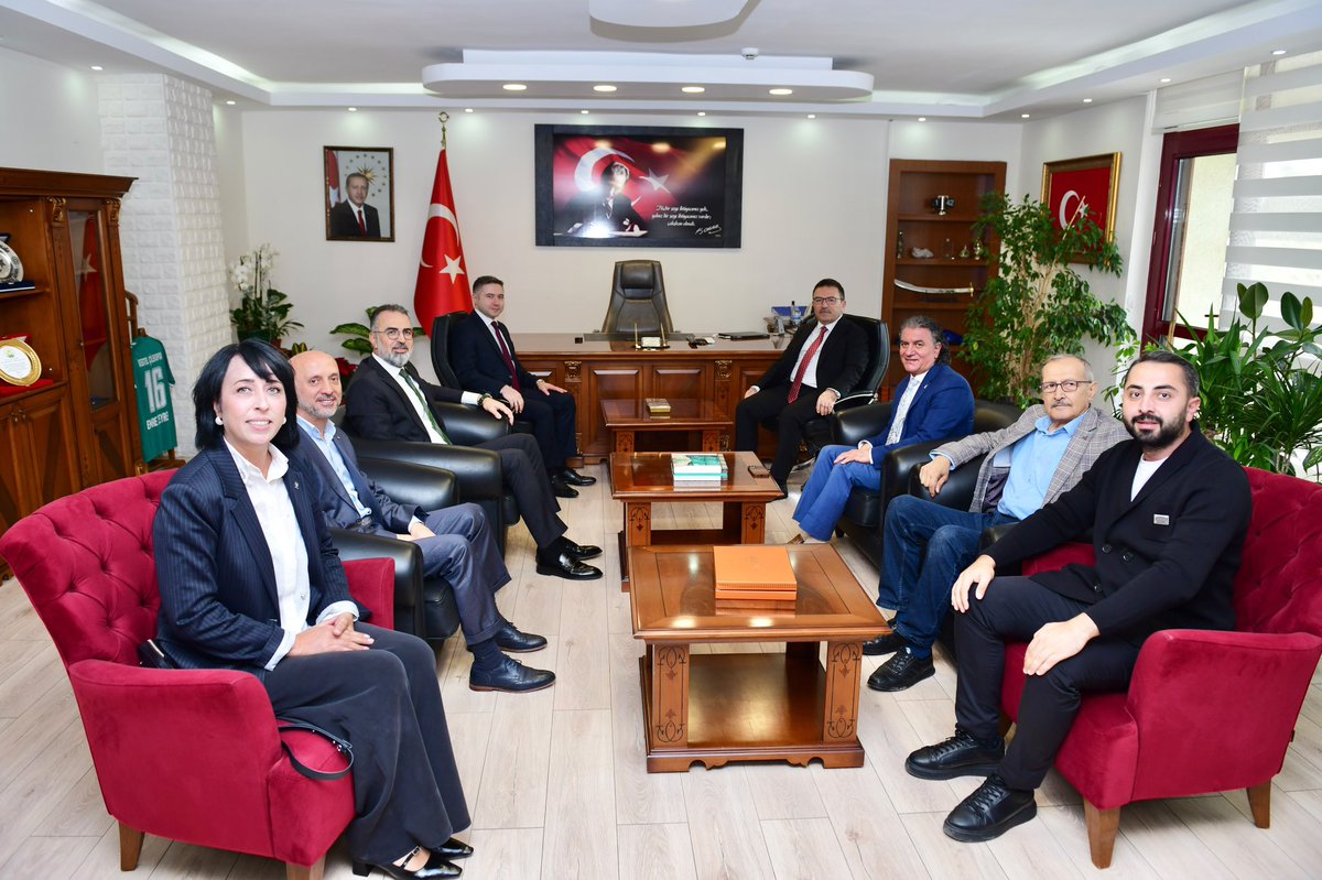 Selami__Altinok's tweet photo. 📍 Kestel Kaymakamlığı

AK Parti Kestel İlçe Başkanımız Av. Nesri Demir ve Kestel Belediye Başkanımız Ferhat Erol ile birlikte Kestel Kaymakamımız Emre Zeyrek’i ziyaret ettik.

Nazik ev sahipliği için teşekkür ediyor, çalışmalarında kolaylıklar diliyorum. https://t.co/fKhmf45rWM