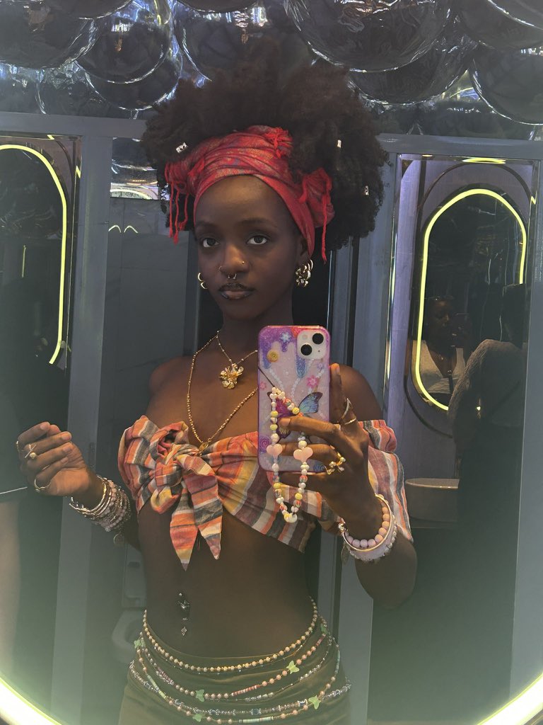 Zikoko_Mag's tweet photo. A gorgeous gorgeous girly pop @lotoscuffs_ 💜 https://t.co/kC9UwQ9Nfi