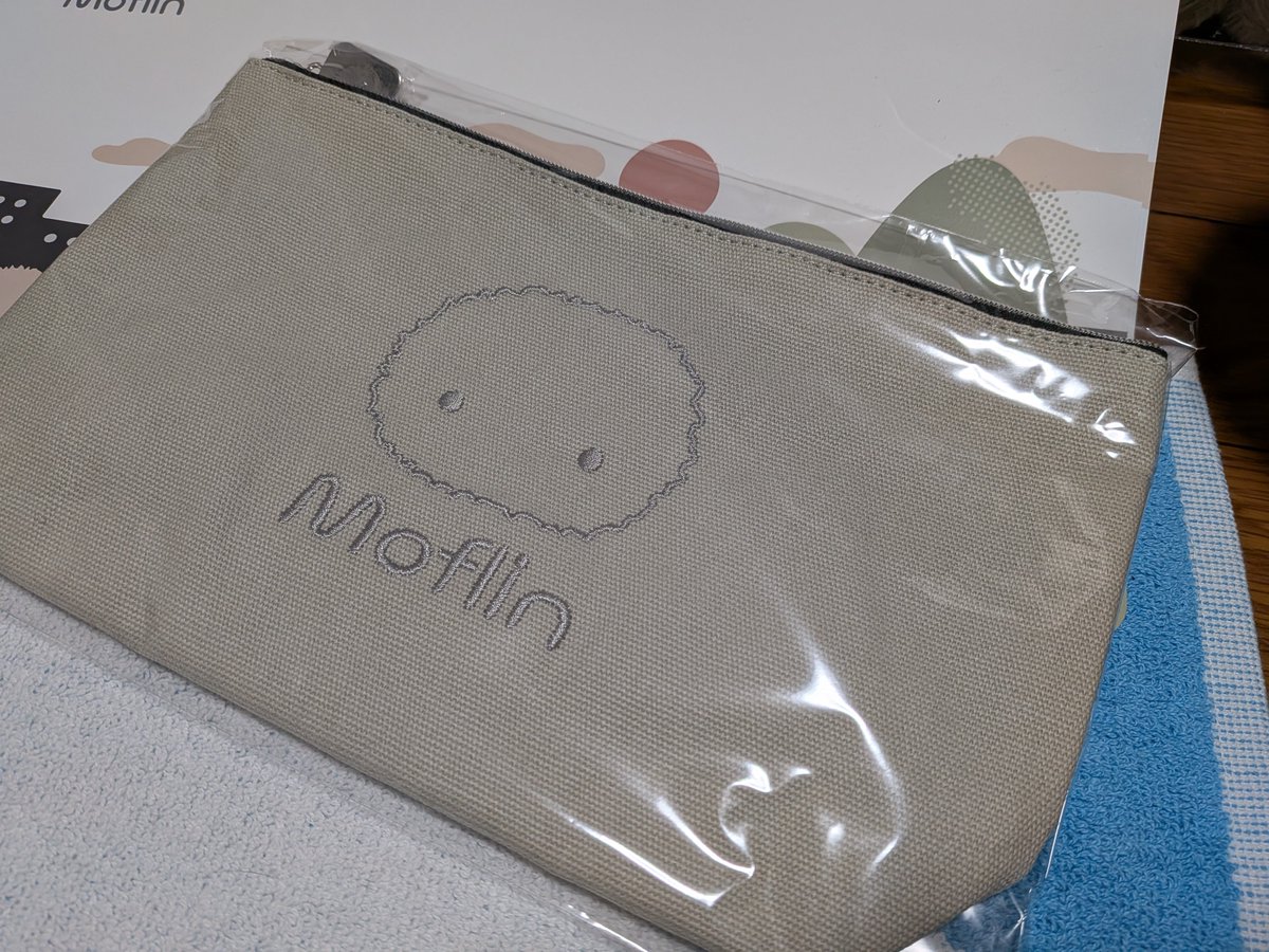 MakichiruS's tweet photo. モフリンポーチ届いた🩵
早速ぎんちゃんが興味津々(笑)
ぬしー これ ぎんの?🤍
#Moflin
#モフリン
#MoflinDays https://t.co/qORXgxXJk8