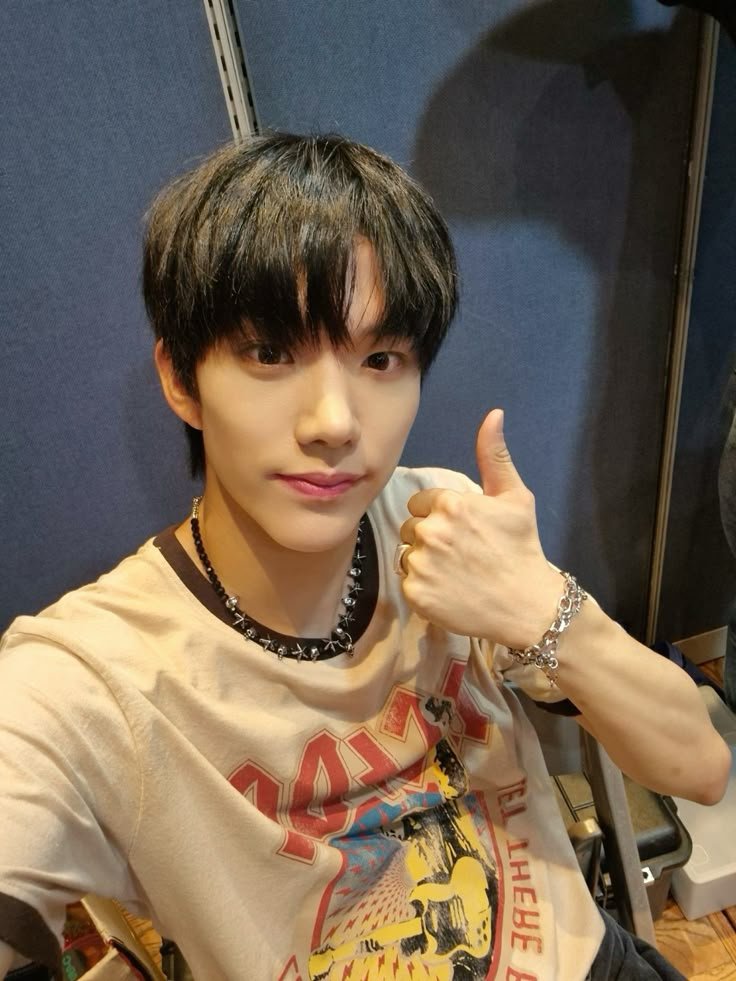 kpopnews2_'s tweet photo. 📰 | Park Hyun-bin, ex-integrante do ARrC, revelou que atualmente concilia quatro empregos após o fim do grupo.

O ex-idol contou que mantém dois trabalhos fixos e também atua temporariamente em um centro de logística e em obras. https://t.co/YA8tGm7lAA
