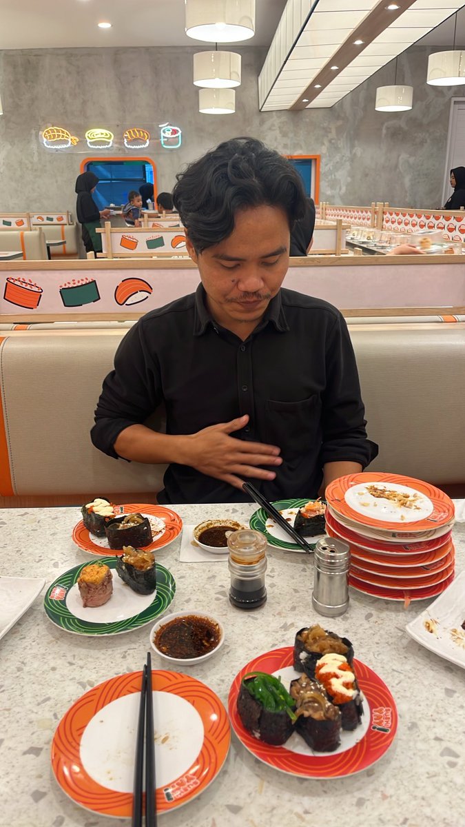 youngthebroke's tweet photo. Kenyang boss 🤪 https://t.co/oGqRzH8wfT