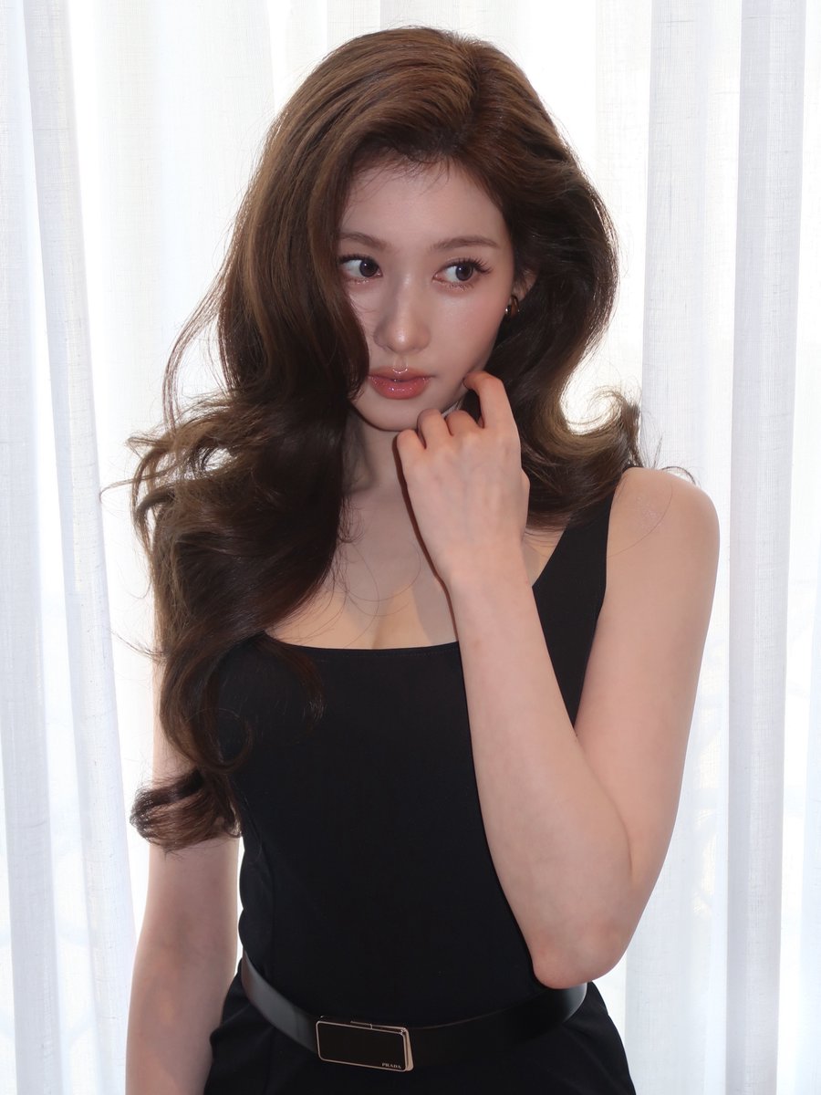 godmitzu's tweet photo. HOW IS SHE EVEN REAL https://t.co/v1x5G27zAu