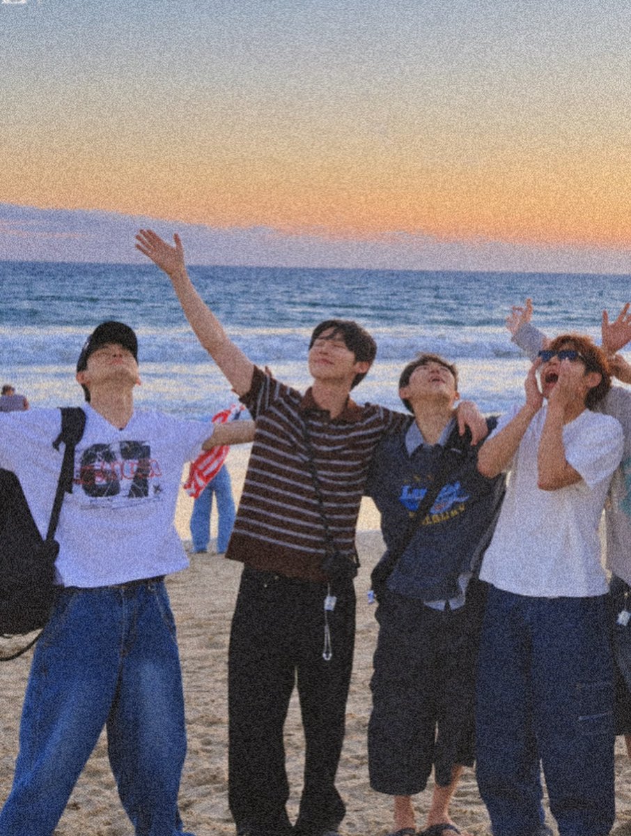 hwanir527's tweet photo. Minhwan beneran berasa dunia milik mereka berdua https://t.co/mgNTgdwKuf