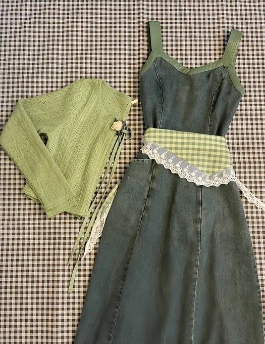 staticcbloomm's tweet photo. nemu setelan dress denim warna ijo lucu banget, apalagi dipaduin sama cardigan rajut &amp; lace ribbon gini 😣🫶🏻💚 https://t.co/2lAJ7VvOrG
