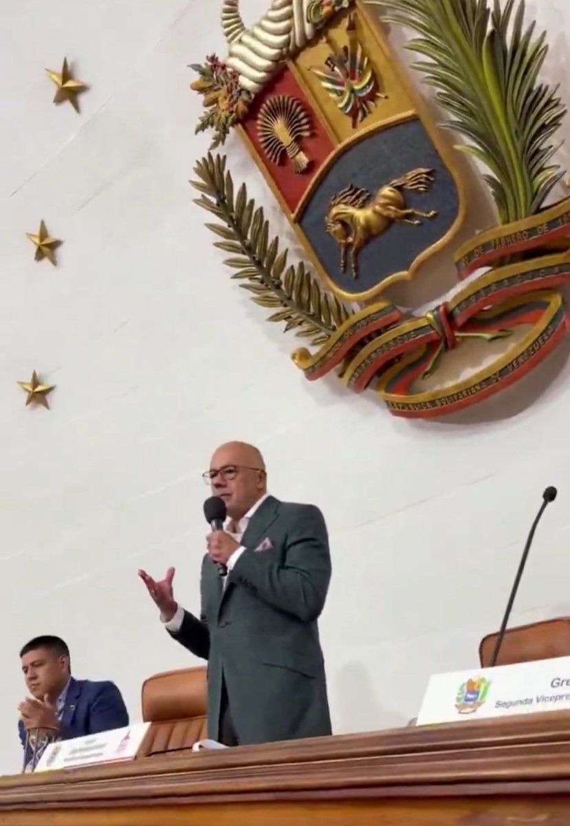 nelsonpvzla2's tweet photo. Mientras Delcy Rodríguez mintió en la ONU ante un recinto vacío hablando de amor y paz, de unidad y reconciliación, y hasta de elecciones, Jorge Rodríguez, el psiquiatra resentido hijo del secuestrador, mostró la verdadera cara del Rodrigato y, desde la AN chavista, amenazó a la oposición diciendo: "Apúrense porque se les acaba el tiempo".