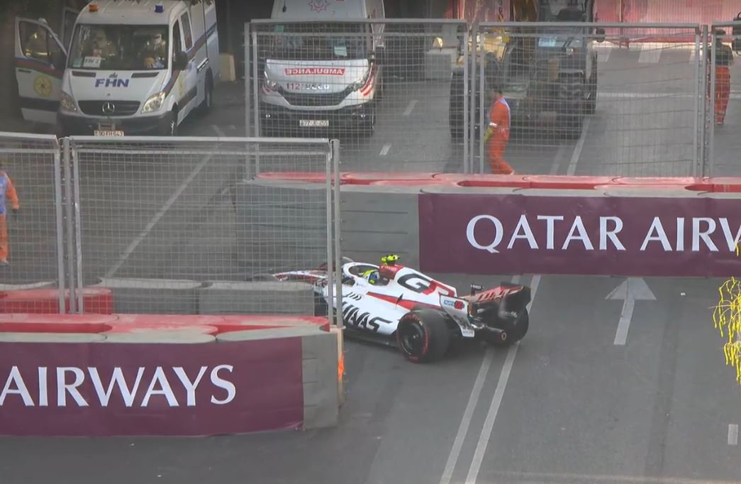 f1speed_indo's tweet photo. Ollie Bearman mobilnya mogok.

Untung dapet slot parkir. https://t.co/pN2i3UNwTW