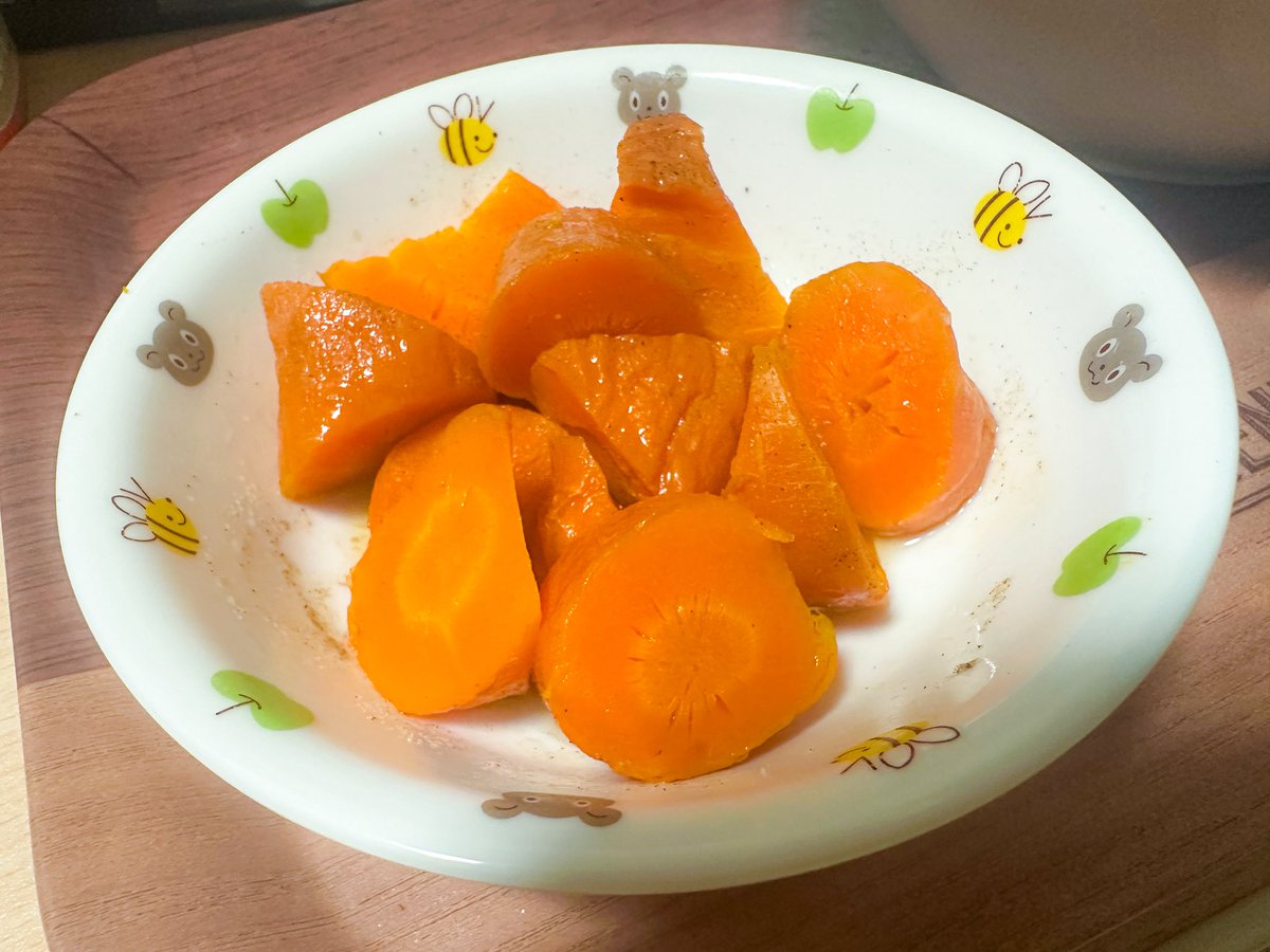 Litbi's tweet photo. アイラップ人参やってみた！

人参丸ごとよく洗って→水付いた皮付きをそのままキッチンペーパー1枚で巻いて→アイラップに入れて(口は折り畳んで下にして押さえた)→600w7分チン→両端を切り捨てて食べやすいサイズに切り→オリーブオイル&amp;塩コショウかけた！

簡単美味しい！ https://t.co/JwFJDq5IGC