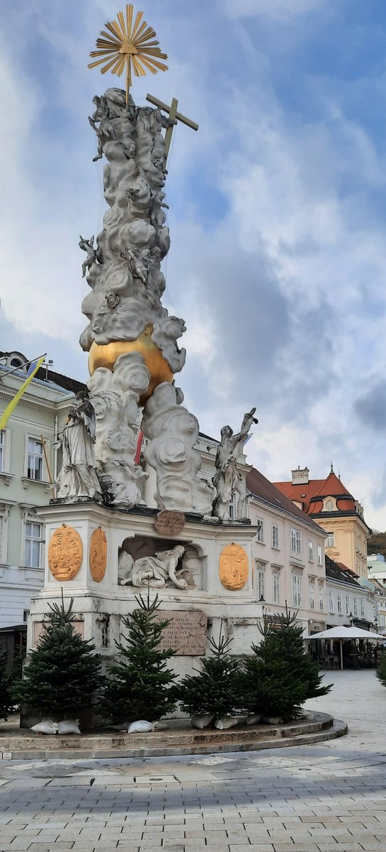 marjanvdhoek's tweet photo. Deze pompeuze standbeelden met 'goud' zie je veel in Oostenrijk. Deze staat in Baden bei Wien.
#SeptemberWeer #dag25 #beeld #standbeeld @DMaandag https://t.co/H2RZo6sjns