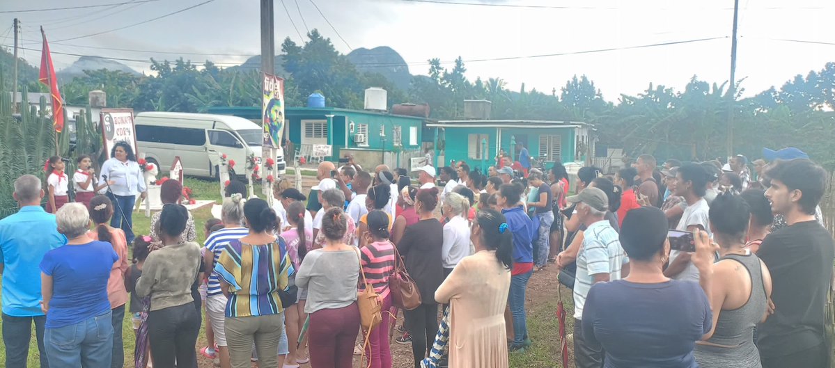 GHNordelo5's tweet photo. En San Julián, La Palma, Pinar del Río, entregamos el Premio del Barrio a Celia Pérez Vázquez, Coordinadora de una Zona de los #CDRCuba que ha sido once veces consecutivas Vanguardia Nacional. #Cuba #66AñosCDR https://t.co/lPF8EupXaa