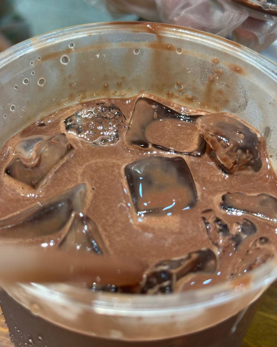 ojwwp's tweet photo. 100% AKU BAKAL PILIH COKELAT WINDMOLEN??!!! 😭 Iya yang ini cokelatnya enak banget https://t.co/2RVlvNE6eB