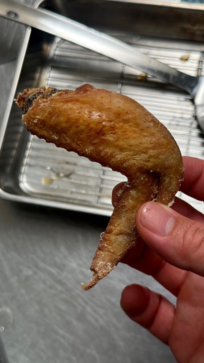 h_gashiyama's tweet photo. 【究極の手羽先唐揚げ】

手羽先を水から茹でる
↓
沸騰したら極限の弱火で2〜3時間放置
↓
取り出してジップロックに入れる
↓
適当な量の醤油を加える(マジ適当でok)
↓
30分以上放置
↓
取り出して水気拭く
↓
米粉まぶして揚げる
↓
山椒＆アジシオ振って食う
↓
昇天

カリカリとトロトロの高次元融合が凄い！