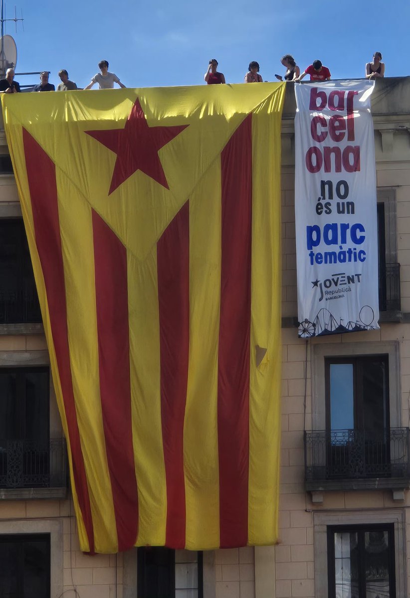 sinceridad75's tweet photo. Avui passejada per la Barcelona en festes🌞🎊 https://t.co/PR0Rg019Gp
