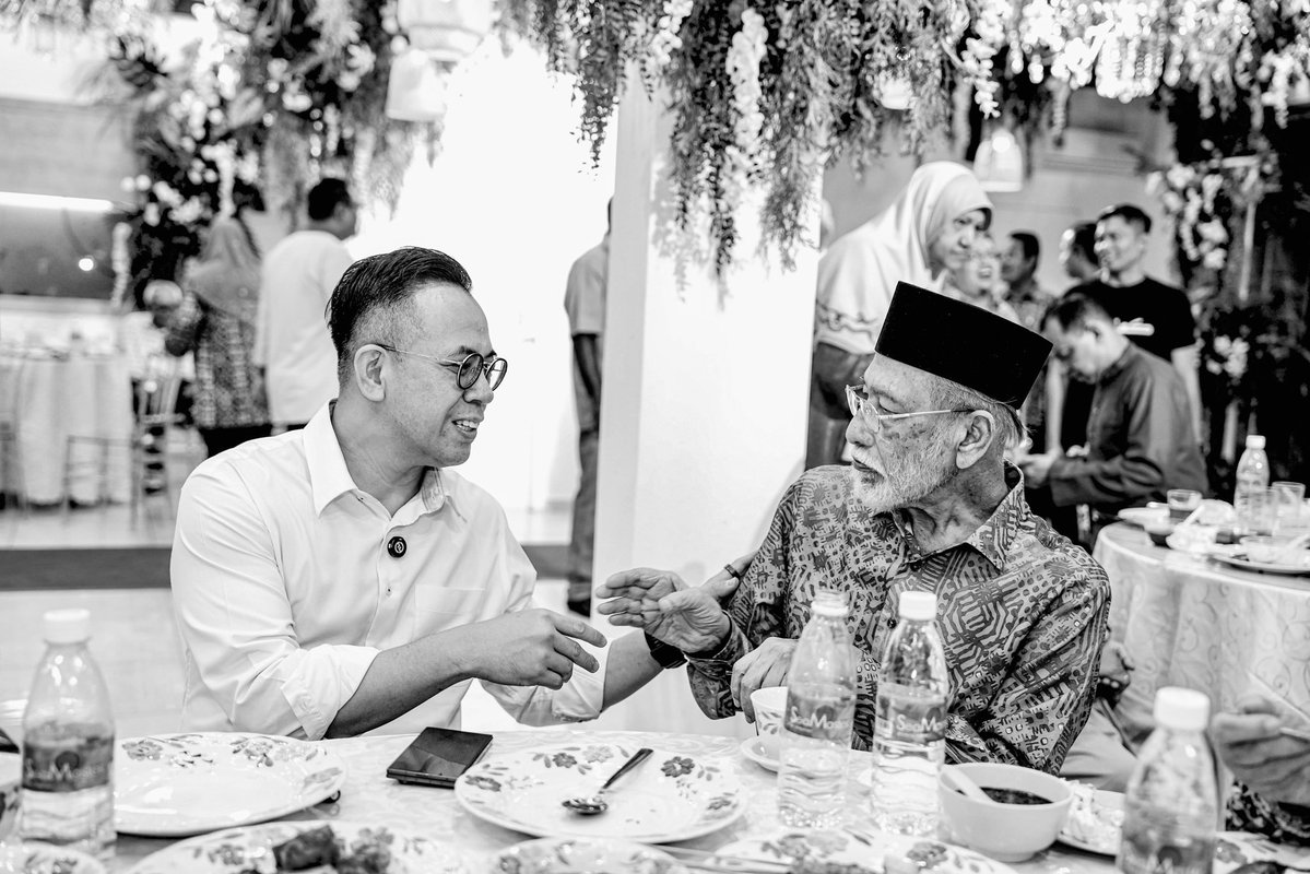 scheekeong's tweet photo. Cikgu Idrus bukan sekadar guru dan seorang guru besar kepada saya. Beliau merupakan seorang pendidik yang tegas, berdisiplin dan berprinsip, tetapi sentiasa mengambil berat terhadap anak-anak muridnya.

Saya juga sangat menghargai segala nasihat dan bimbingan yang beliau berikan kepada saya ketika saya baru memulakan langkah sebagai Ahli Parlimen sampailah sehingga menjadi seorang Ahli Kabinet. 

Jasa Cikgu sentiasa saya ingat. Takziah buat seluruh keluarga PMX @anwaribrahim