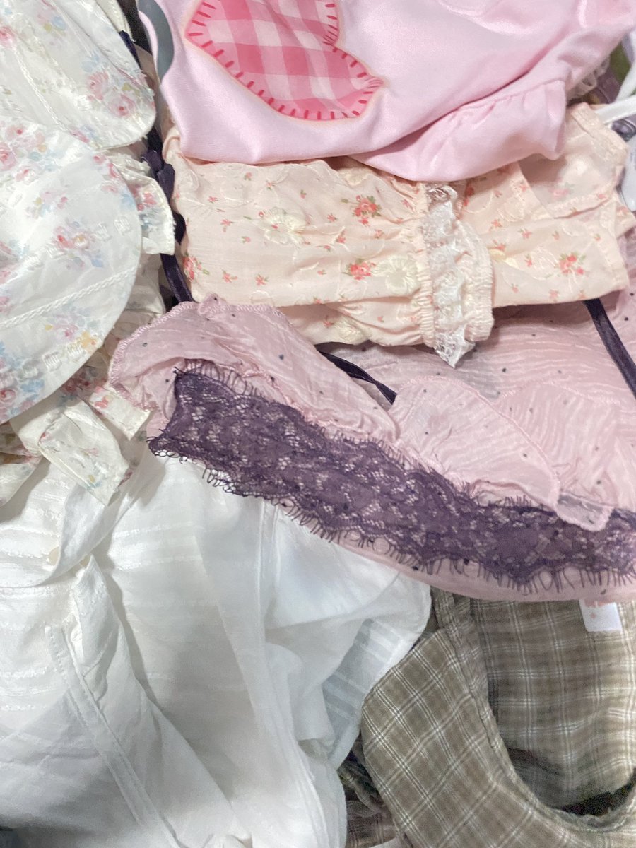 tooormee's tweet photo. ลงพรุ่งนี้ ศ.25 (2 ทุ่มค้าบ🫵🏻)
มีทั้ง มือ1/2 
🤍ค่าส่งเหมา 40     2 ชิ้นส่งฟรีน้า✨

รี ลด 5฿

#stylistshop #cintageshop #ส่งต่อเสื้อผ้า #เสื้อผ้ามือสอง #ส่งต่อเสื้อผ้ามือสอง #โล๊ะตู้เสื้อผ้า #เสื้อผ้ามือสองสภาพดี
 #chuuchop https://t.co/ucLBs58rZA