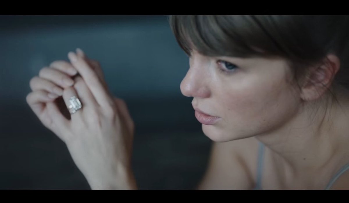 Jingxue_TS's tweet photo. Her ring is different in the MV!! https://t.co/IfczcUvXo9
