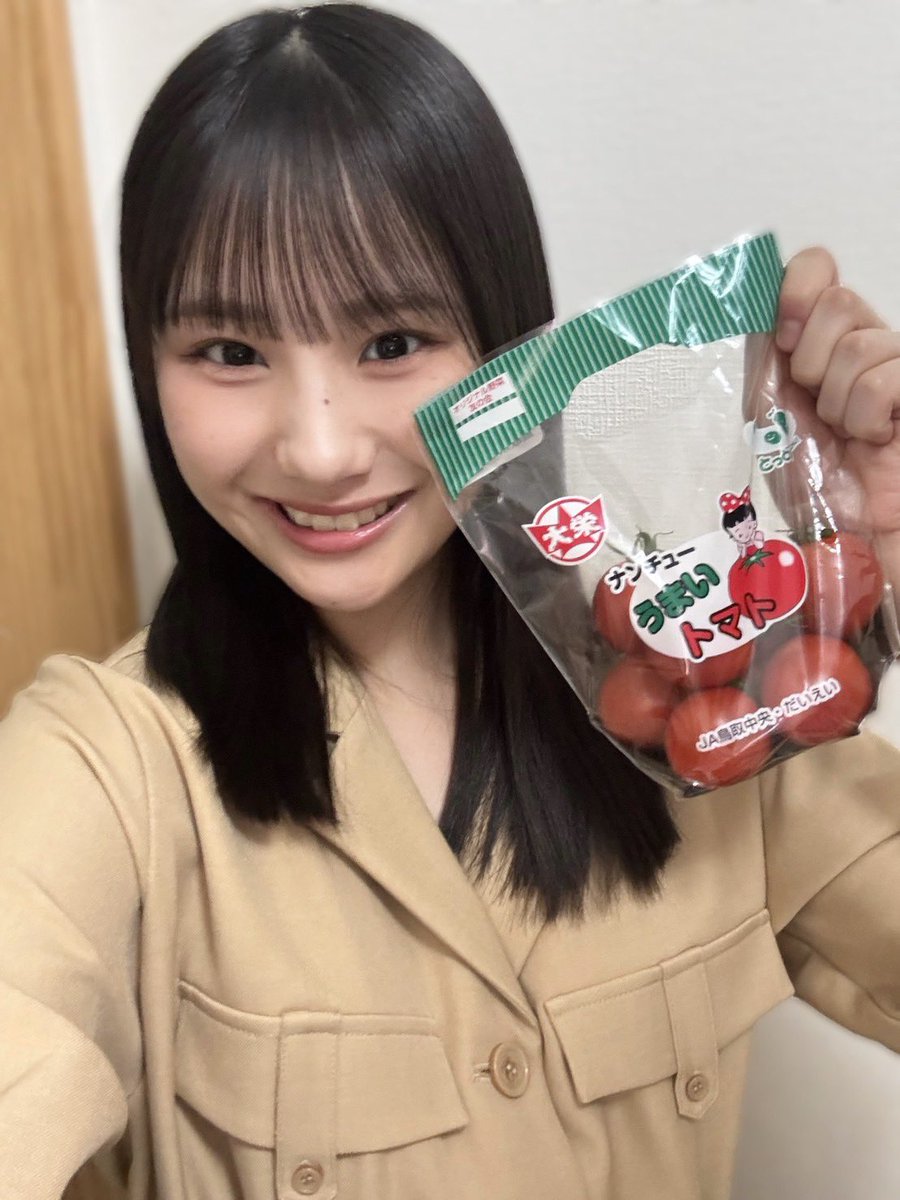 tsubakifac_uf's tweet photo. トマト大好き！リコピンパワー！！🍅
つばきファクトリーの土居楓奏です💚

#土居楓奏のトマト日記

鳥取県産のナンチューうまいトマトを食べました！！🍅

酸味が強いトマトで皮が柔らかく、とっても食べやすいトマトでした！美味しかったです☺️

#ハロプロ #トマト https://t.co/vA5GTT4Dgx