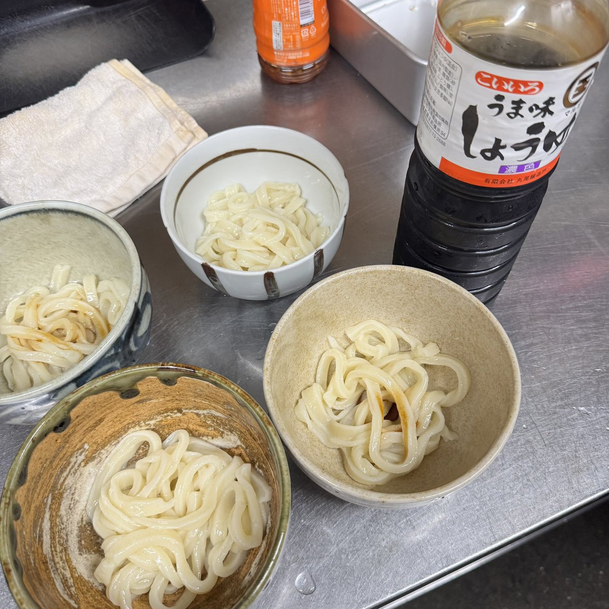 tanito_udon's tweet photo. 茹で時間変えて醤油と合わせた時の感じ方をチェック！自分の好み=審査員の好みとは限らないし他の出場者がどんな麺で来るのかわからないし難しいなぁ😂
小野さんが言ってたジャンケンどれ出すか問題🤣心理戦ですね。 https://t.co/Pif1j7tboT