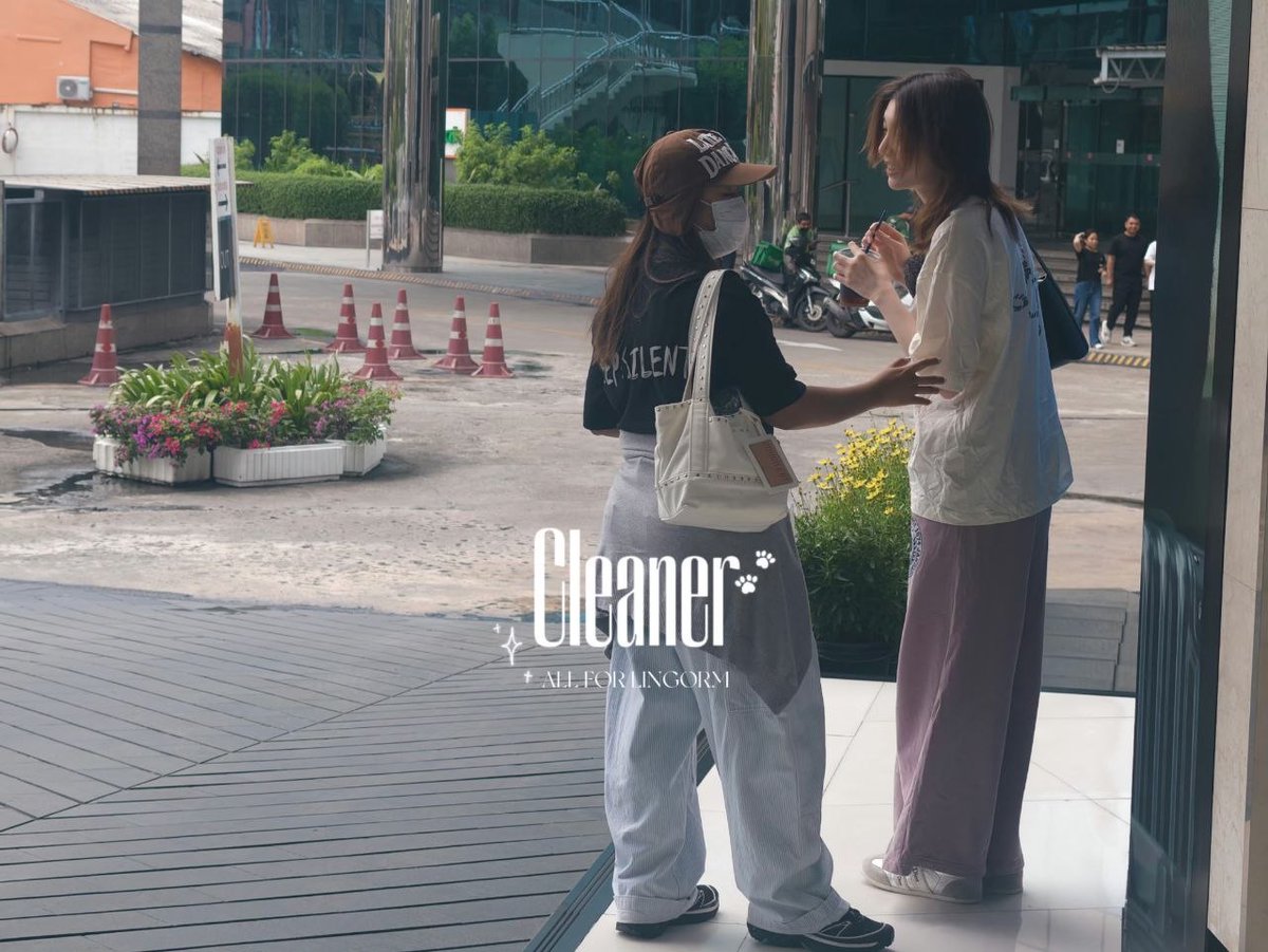 ormsgardenvn's tweet photo. OP: 2026.09.24
Hôm nay là ngày cuối cùng ở Bangkok, cũng chẳng còn kế hoạch đi chơi gì nữa. Nghĩ bụng thử vận may xem có thể tình cờ gặp hai đứa nhỏ không, thế là sau khi ngủ dậy mình thong thả đi đến Đài. Thật sự không bao lâu sau thì Orm đến. Mình không dám gọi, không dám đi theo, cũng không dám chụp ảnh, cứ cẩn thận từng chút một. (Đúng vậy, mình nhát lắm 🥲)

🙂 Trong lúc chờ đến giờ hai đứa tan làm, trong đầu cứ lặp đi lặp lại những câu định nói với họ: “Nghỉ ngơi thật tốt nhé”, “Tỏa sáng ở Paris nhé!”, “Hẹn gặp lại ở Trung Quốc lần sau”... rồi đủ thứ câu.

Đến lúc Orm tan làm, mình một câu cũng không dám nói. Đến cả “bái bai” với Orm cũng không dám. Đứng nguyên tại chỗ, chỉ biết kéo zoom ống kính lên chụp thôi.

Đã 750 ngày kể từ khi mình lọt hố, đây là lần đầu tiên được gặp LingOrm! Một người đến vé cào còn chẳng bao giờ trúng như mình, vậy mà vận may của mình đối với LingOrm lại tốt đến thế! 🍀

(Hiện tại mình đang trên đường ra sân bay. Về lại làm “trâu ngựa” thôi! 🥹)

©️Cleaner_Ooooi水蛮_

embes truyền bá mấy cái mũ độc lạ cho trợ lý luôn rồi hỏ 😂

#OrmKornnaphat #ออมกรณ์นภัส