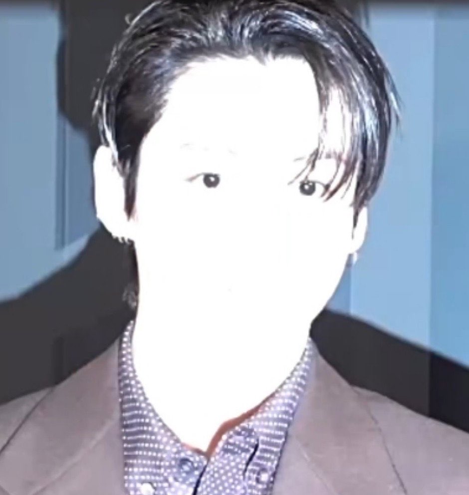 asterkvi's tweet photo. jungkook's 7kg boba eyes always survive the flash https://t.co/2tbEI7ePEP