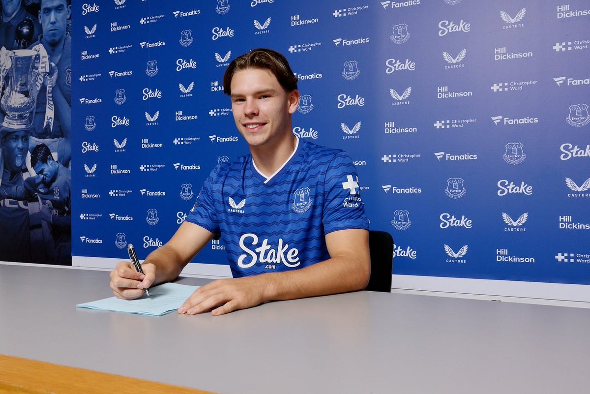 KayLFC05_'s tweet photo. Tyler Dribbling 0040👌🏽🤣

£50m (Everton record signing) 
40 appearances 
0 goals 
0 assists 
0070 loading⏳ https://t.co/g84Dd5jETg