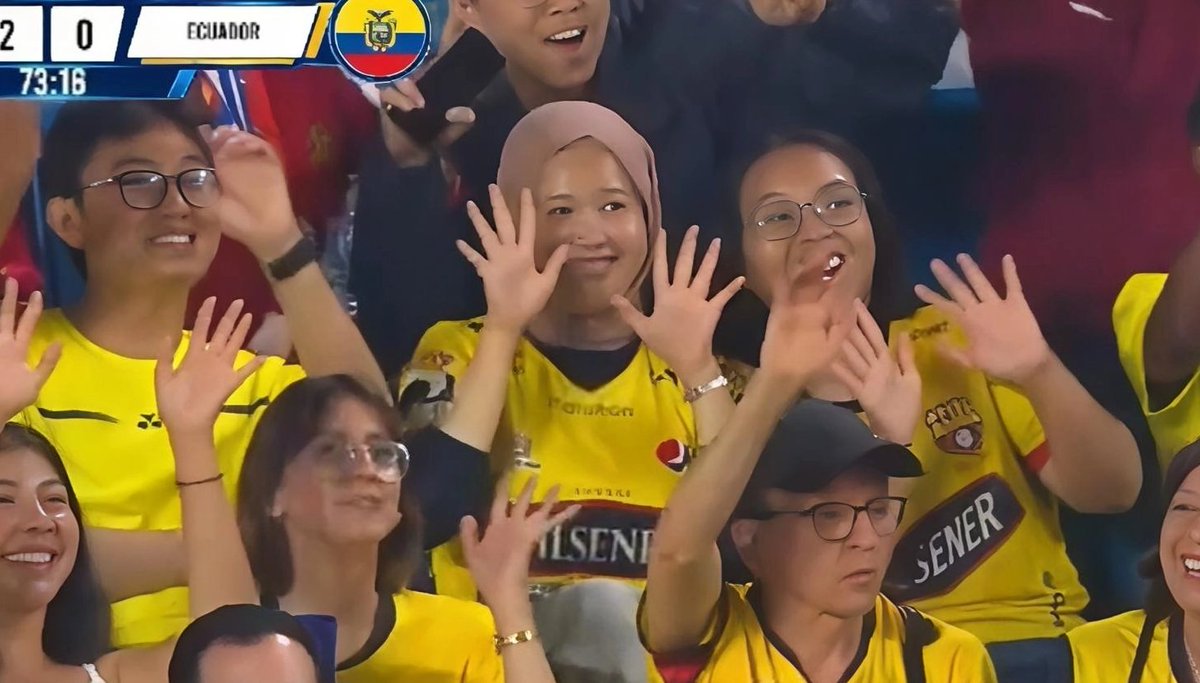ciyiei's tweet photo. estas 2 chinas haciendo 5-0 ha sido lo mejor del partido https://t.co/sbsAacSAHL