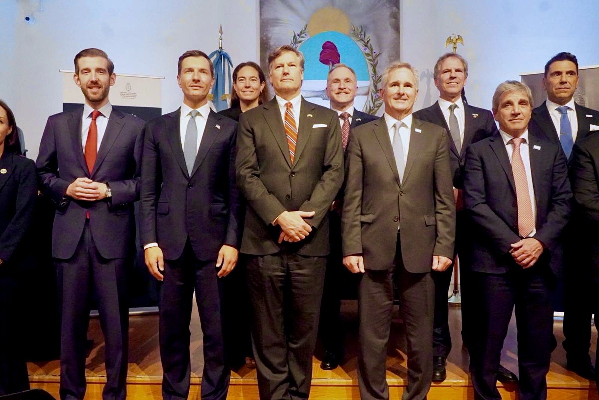 USAmbassadorARG's tweet photo. Dream team! La alianza entre nuestros países se consolida como nunca antes. 🇺🇸🇦🇷 https://t.co/pHzqJZADAN