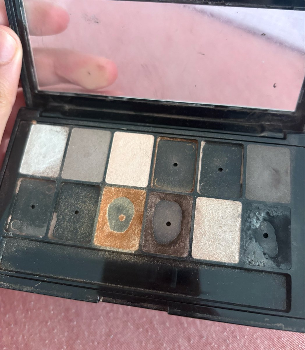 explainlater's tweet photo. @UserrIsl Je le dirais jamais assez mais c’est la meilleur palette de ma vie ( la mienne a du vécu) https://t.co/BifCYBZkFf