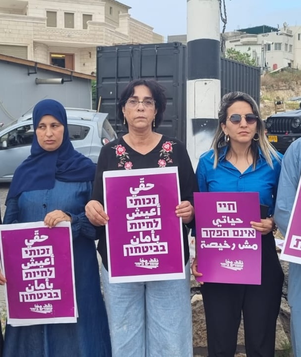 omdimbeyachad's tweet photo. "לא חיכיתי שמישהו יבוא ויציל אותי. הצלתי את עצמי ויצאתי לדרך"
אמא סבתא, וגם מנהיגה - הכירו את מחאסן עבד אלהאדי

מחאסן עבד אלהאדי מכפר איכסאל, גרה בתוך המציאות שהרבה מאיתנו רק קוראים עליה בחדשות - של פשיעה וחוסר ביטחון. אבל בעשור האחרון היא בחרה לשבור שתיקה. היום היא חברת הנהגה בתנועת "עומדים ביחד", ועובדת במעון לנשים נפגעות אלימות.

הסיפור של מחאסן לא מתחיל בעשייה החברתית - אלא מתחיל בבית. מחאסן נאבקה על החופש שלה, ובחרה להתגרש מבעלה אחרי שנים של נישואים וילדים. החלטה שדורשת אומץ לב במיוחד עבור אישה שצריכה לשלם מחירים על הבחירה שלה. אבל מחאסן לא חיכתה שמישהו יושיט לה יד - היא הושיטה יד לעצמה, ואז יצאה להושיט לאחרות ולאחרים. 

בתנועת "עומדים ביחד" מחאסן היא לא רק שם - היא חלק מההנהגה. זה אומר ישיבות, החלטות, ולפעמים גם התמודדות עם התקפות והתנגדות, כי היא בוחרת לפעול משותף בין ערבים ויהודים במקום שרבים מנסים להפריד. זו עמדה שדורשת חוסן, במיוחד בתקופה הזו.

במעון לנשים נפגעות אלימות, מחאסן לא רק "עובדת" - היא נמצאת שם עם נשים ברגעים הכי קשים בחיים שלהן. היא מכירה את הפחד מקרוב, וזו בדיוק הסיבה שהיא מסוגלת לתת להן הבנה אמיתית, לא רק עזרה מקצועית.

מחאסן לא מפסיקה. גם היום, מחאסן בשטח - הפעם בקמפיין לעידוד הצבעה. כי היא יודעת דבר אחד טוב מאוד: שינוי לא קורה מעצמו. הוא קורה כשאנשים כמוה יוצאים מהבית, עומדים בהפגנה, עובדות במעון, ומדברות עם אנשים - יום אחרי יום, שנה אחרי שנה.

למה זה כל כך חשוב להצביע? כי כל הדברים שמחאסן נלחמת עליהם - ביטחון אישי, זכויות נשים, שיתוף פעולה בין קהילות - נקבעים בסוף על ידי מי שיושב בשלטון. אם לא מצביעים, מישהו אחר מחליט בשבילנו. 

אנשים שנפגעים הכי הרבה מהזנחה ומאלימות הם לרוב אלה שקולם נשמע הכי פחות בקלפי - וזה בדיוק מה שצריך להשתנות. מחאסן נתנה את העשור האחרון שלה. היא לא מסתפקת בלדבר - היא שטח, בכל הפגנה, בכל שיחה, בכל אישה שהיא מלווה.

מחאסן נותנת את המקסימום שלה כדי לשנות את המציאות שלנו. המינימום שלנו זה לצאת ולהצביע ביום הבחירות הקרוב