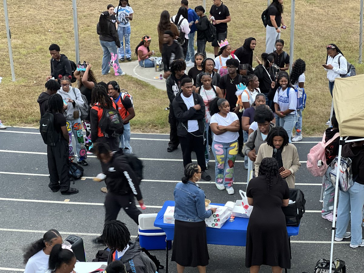 CHChargers's tweet photo. ☀️ Rise ‘&amp;’ Shine with C’s House seniors.

We had a blast at our 𝗦𝗘𝗡𝗜𝗢𝗥 𝗦𝗨𝗡𝗥𝗜𝗦𝗘 this morning. Way to go c/o 2027! #WeLead https://t.co/XXAEOzaQrP