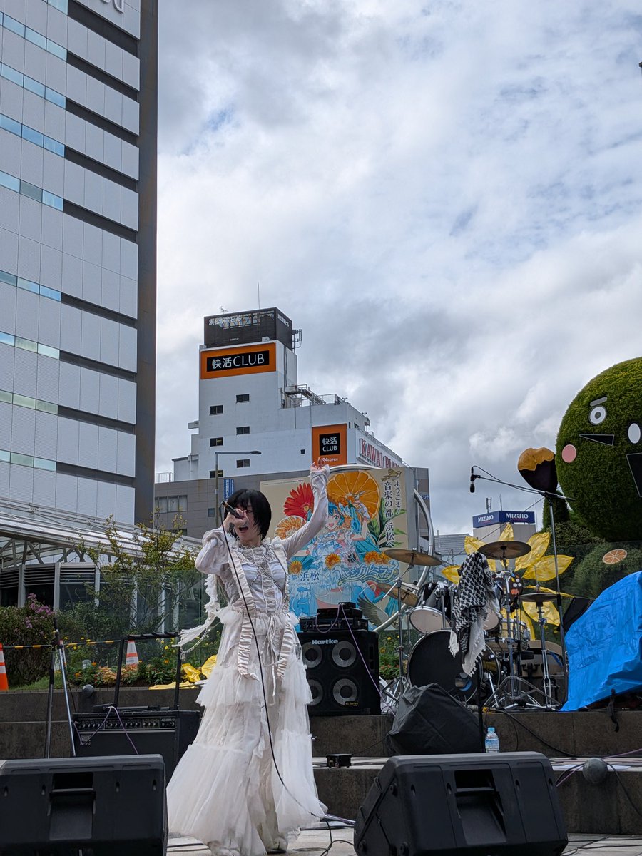 H_tatechan's tweet photo. 僕には今、この人の見ている事・考えている事、その存在がとても大事だと圧倒された。春ねむりさん。

言葉はまっすぐに空に飛び立ち、リズムは大地を踏む力強さを感じた。
戦え。暴力じゃなく「美しさ」の力で。

物販で泣きそうになって何とか涙を引っ込めた。
とても大事だ。大事だ。 https://t.co/09Hl6ldPkZ