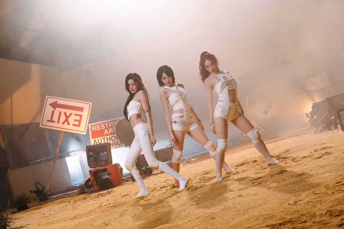 PIXXIEofficial_'s tweet photo. Hands on the beat, turning up the heat with “PiXXiE - DUST | OFFICIAL M/V” 👽🔥

[🎞️] Let’s Get DUSTY! Now on YouTube : https://t.co/7yl3Jy7OaP

#PiXXiE #DUSTY
#PiXXiE_DUSTY
#DUSTEMBER https://t.co/U28D4DMluM