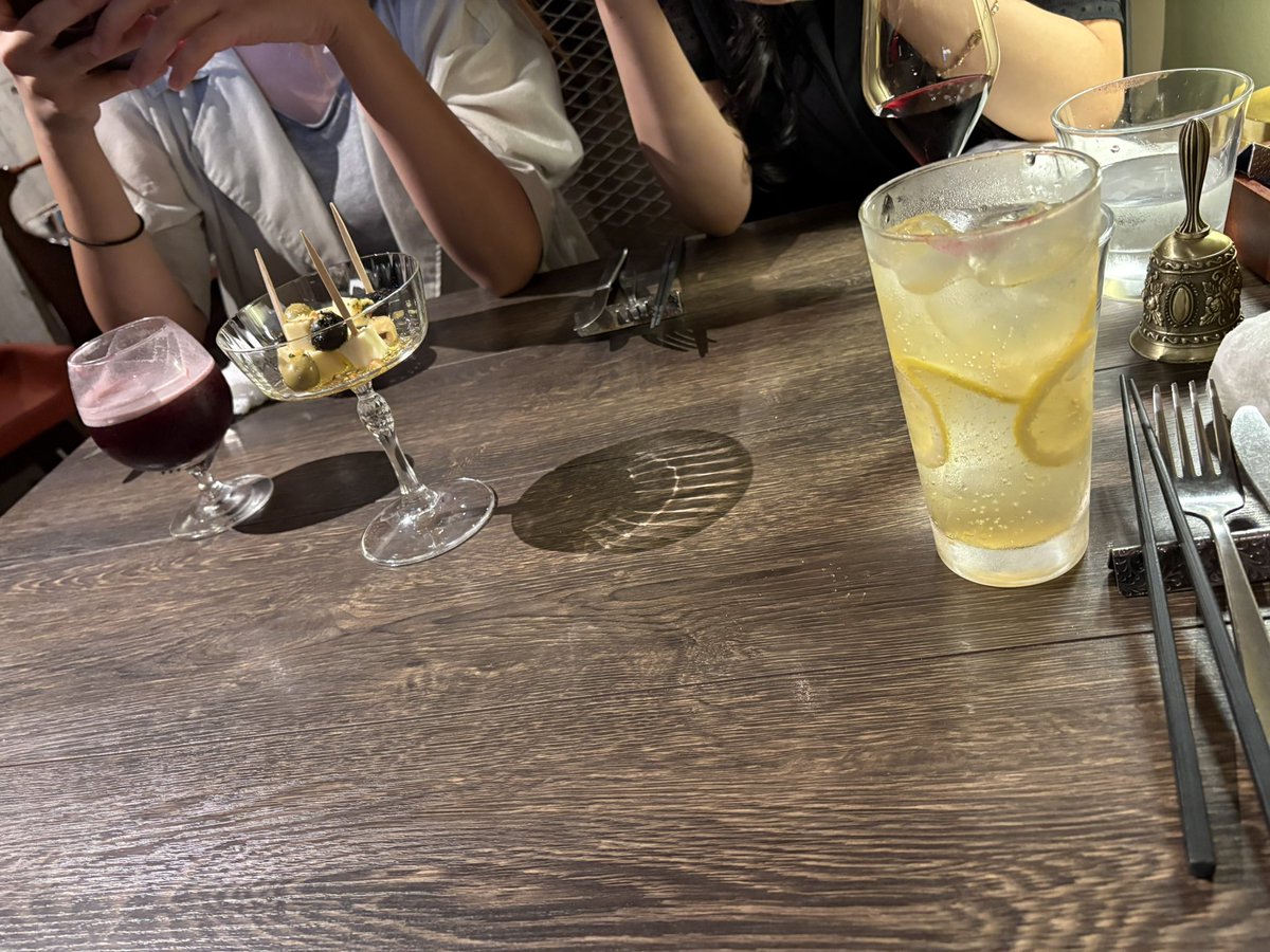 toka0616's tweet photo. 飲んでるよ〜
もうすぐ二件目へ行く!
お姉さん2人と定期飲み会 https://t.co/H0vfcSGX0E