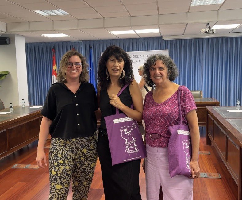 apfcyl's tweet photo. 🟣Esta mañana, nuestra vicepresidenta @anagailo1 ha participado en una reunión junto a otras asociaciones feministas con @anaredondo, Ministra de @IgualdadGob , para trasladarle nuestra preocupación por el protocolo de vivienda del Ayuntamiento de Valladolid, que elimina la #violenciadegénero como criterio de acceso. Una información con repercusión nacional que desveló nuestra presidenta @beatrizolandia, como profesional de @ValladolidSER. 
La información y el periodismo feminista son imprescindibles para poner estas decisiones en el foco.