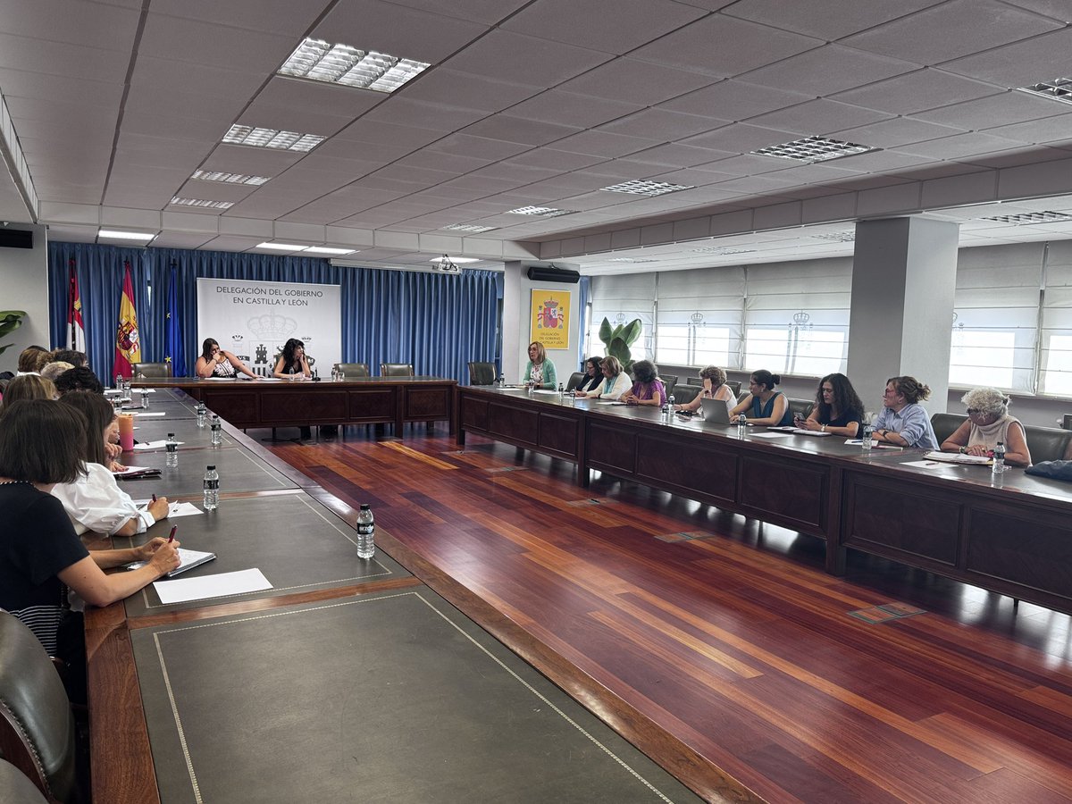 apfcyl's tweet photo. 🟣Esta mañana, nuestra vicepresidenta @anagailo1 ha participado en una reunión junto a otras asociaciones feministas con @anaredondo, Ministra de @IgualdadGob , para trasladarle nuestra preocupación por el protocolo de vivienda del Ayuntamiento de Valladolid, que elimina la #violenciadegénero como criterio de acceso. Una información con repercusión nacional que desveló nuestra presidenta @beatrizolandia, como profesional de @ValladolidSER. 
La información y el periodismo feminista son imprescindibles para poner estas decisiones en el foco.