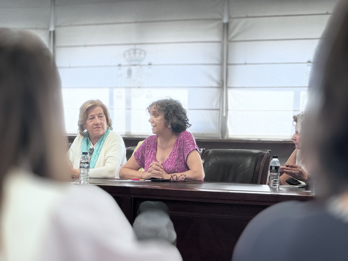 apfcyl's tweet photo. 🟣Esta mañana, nuestra vicepresidenta @anagailo1 ha participado en una reunión junto a otras asociaciones feministas con @anaredondo, Ministra de @IgualdadGob , para trasladarle nuestra preocupación por el protocolo de vivienda del Ayuntamiento de Valladolid, que elimina la #violenciadegénero como criterio de acceso. Una información con repercusión nacional que desveló nuestra presidenta @beatrizolandia, como profesional de @ValladolidSER. 
La información y el periodismo feminista son imprescindibles para poner estas decisiones en el foco.