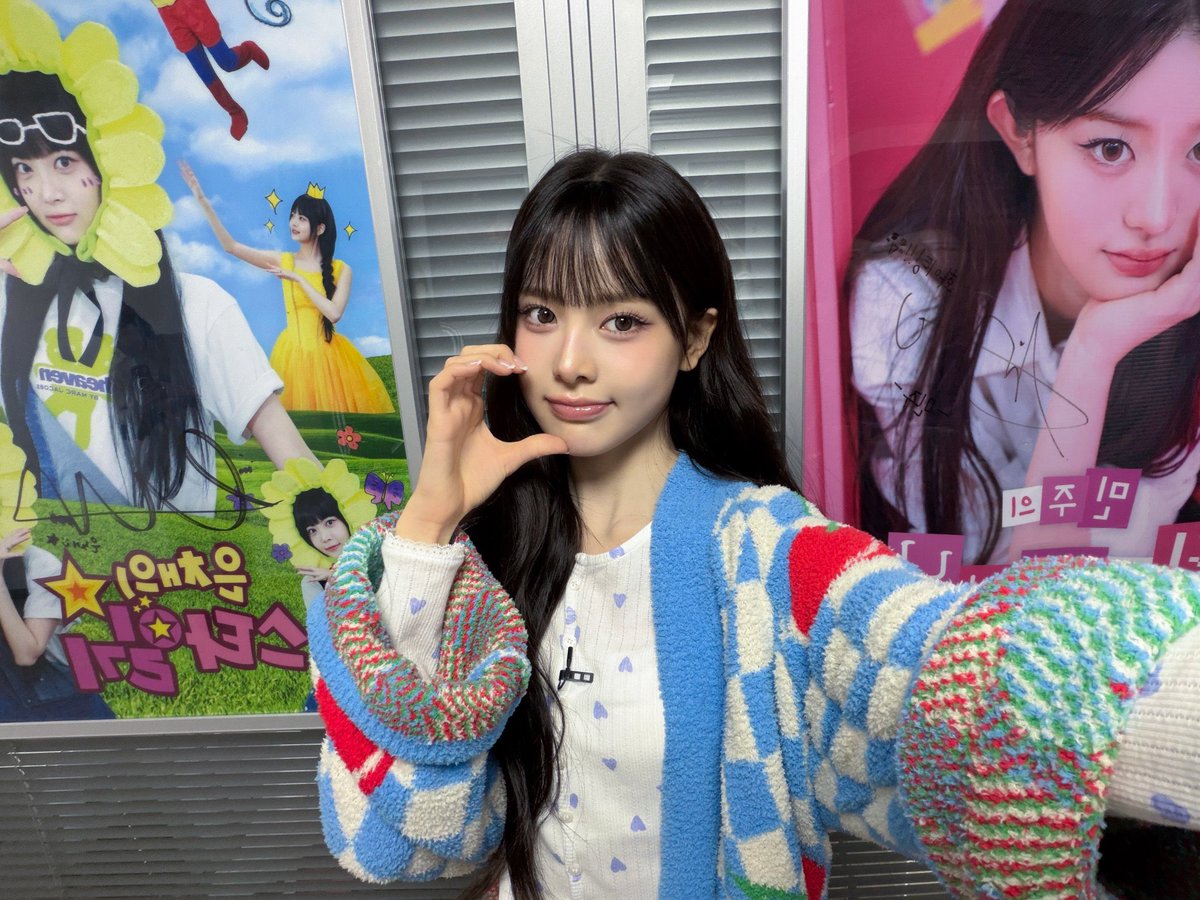 ruready4jeemin's tweet photo. awww jeemin taking pics with eunchae’s and minju’s posters 😭
i can’t wait to see her poster toooo https://t.co/PPptpZwXSU