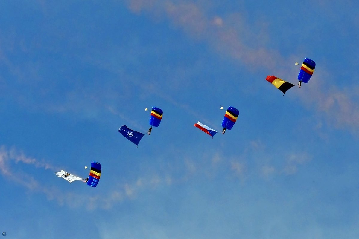 Jarek_Kilinski's tweet photo. Belgian Paraschute Display Team „Black Devils”🇧🇪 otwierają pierwszy dzień Dny NATO v Ostravě / NATO Days in Ostrava 2026.
#dnynato #ostrava #belgian #parachute #nato https://t.co/b6xnSCpxCp