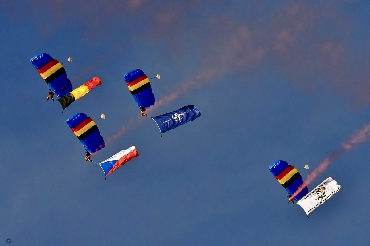 Jarek_Kilinski's tweet photo. Belgian Paraschute Display Team „Black Devils”🇧🇪 otwierają pierwszy dzień Dny NATO v Ostravě / NATO Days in Ostrava 2026.
#dnynato #ostrava #belgian #parachute #nato https://t.co/b6xnSCpxCp